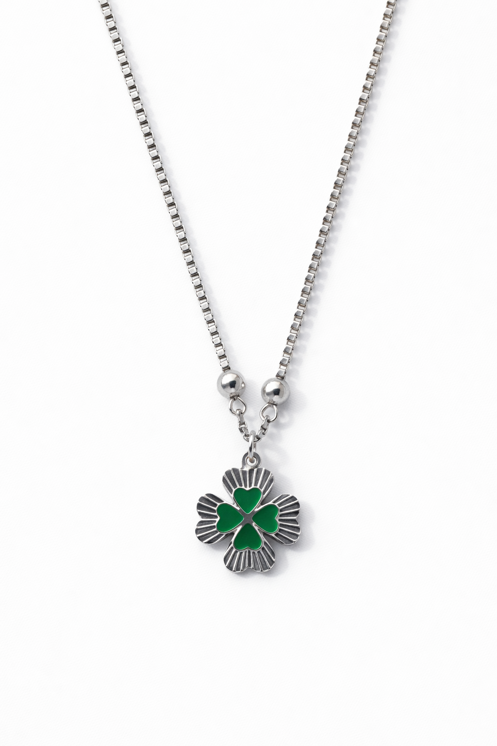 Yeşil Yonca Figürlü Çelik Kolye – Şans ve Zarafet Simgesi