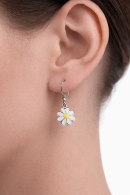 Beyaz Papatya Detaylı Sallantılı Küpe